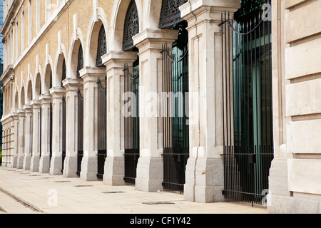 Les arches à l'Old Billingsgate Fish Market sur la Tamise Banque D'Images