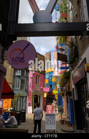 Neal's Yard, une petite cour de boutiques et de cafés en plein air offrant un havre de paix loin de l'effervescence commerciale de Covent Gard Banque D'Images