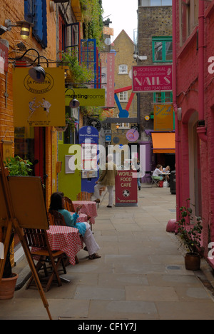 Neal's Yard, une petite cour de boutiques et de cafés en plein air offrant un havre de paix loin de l'effervescence commerciale de Covent Gard Banque D'Images