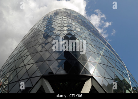 Voir à jusqu'au 30 St Mary Axe, aussi connu sous le Gherkin, le deuxième plus haut bâtiment de la ville de Londres. Banque D'Images