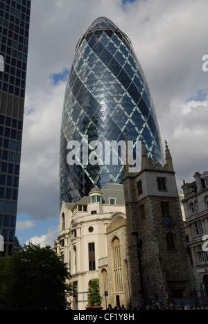 30 St Mary Axe, aussi connu sous le Gherkin, surplombant St Andrew Undershaft église qui a survécu à la fois le grand incendie de Lon Banque D'Images