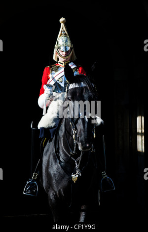 Un Royal Horse Guard en devoir dans Whitehall. Banque D'Images