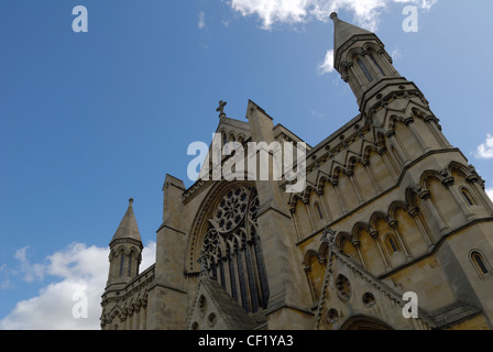 Vue à l'ouest jusqu'à l'avant de l'Église Cathédrale et Abbaye de Saint Alban, également connu sous le nom de la cathédrale de St Albans. Le chat Banque D'Images