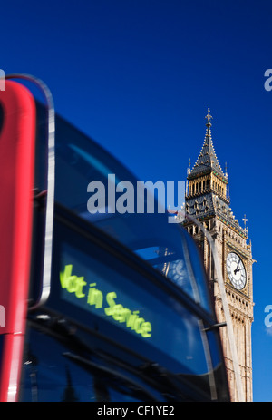 Un double decker bus rouges de Londres en passant devant Big Ben. Banque D'Images