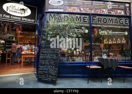 La boutique de Madame avant fromage, fromages de spécialité, dans une boutique Château Arcade dans le centre de Cardiff. Banque D'Images