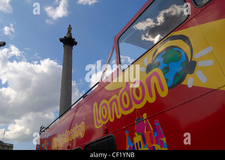 Une visite de la ville de Londres un autobus qui passe la Colonne Nelson à Trafalgar Square. Banque D'Images