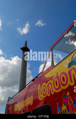 Une visite de la ville de Londres un autobus qui passe la Colonne Nelson à Trafalgar Square. Banque D'Images