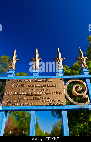 Plaque sur certains ornements en fer forgé dans le quartier de Paddington. Banque D'Images