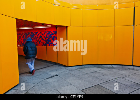 Un homme cagoulé entrer dans le passage souterrain de la Westway près de la Petite Venise. Banque D'Images