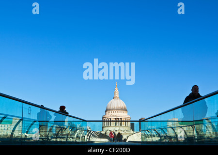 Avis de personnes traversant le pont du millénaire de Bankside, regard vers la Cathédrale St Paul sur le côté nord de la rivière Banque D'Images