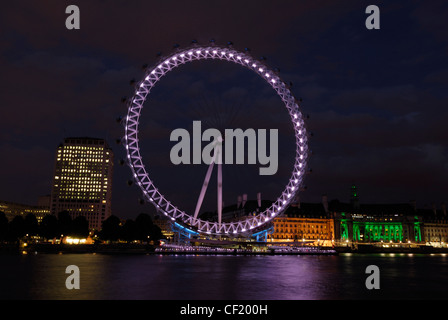 Vue sur le London Eye au crépuscule avec la Tamise au premier plan. Banque D'Images