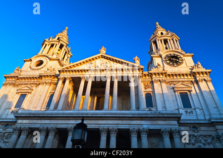 Le portique sur la grande porte de l'ouest de la Cathédrale St Paul, conçu par Sir Christopher Wren au 17ème siècle. Banque D'Images