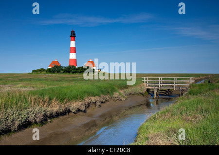 Marais de sel et le phare Westerheversand à Büsum sur l'Eiderstedt Péninsule, Allemagne Banque D'Images