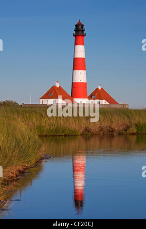 Marais de sel et le phare Westerheversand à Büsum sur l'Eiderstedt Péninsule, Allemagne Banque D'Images