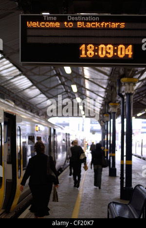 Les navetteurs à marcher le long de la plate-forme à la gare de Blackfriars. De la gare des trains desservent le nord et le sud de Londres et le s Banque D'Images