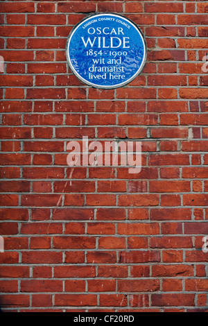 Le Conseil du comté de Londres une blue plaque sur le mur d'un bâtiment célèbre Oscar Wilde 1854 - 1900, d'esprit et dramaturge, une fois vécu Banque D'Images