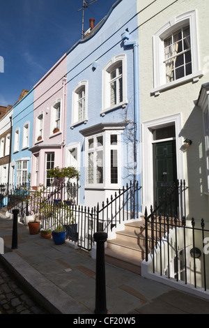 Terrasse aux couleurs pastel des maisons dans la rue Bywater. Banque D'Images