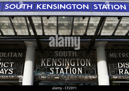 L'ancien et le moderne signalisation à l'extérieur de la station de métro South Kensington à Pelham Street. Banque D'Images