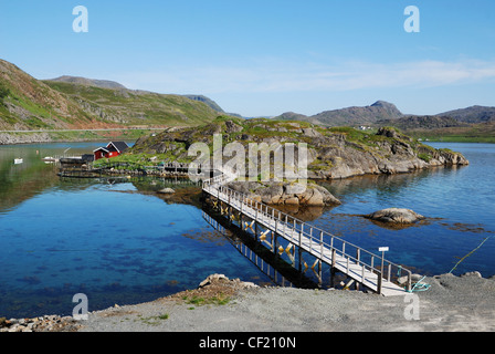 Petite île avec un village de pêcheurs au milieu de fjord, Mageroya. Banque D'Images