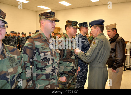 BOISE, Idaho (fév 22, 2012) le colonel James R. Compton, commandant de Gowen Field, remet la Médaille de la performance de la Force aérienne à sept marins affectés à l'unité du fret aérien du Bataillon de manutention navale (NCHB) 5 au Centre de soutien opérationnel de la Marine, à Boise. Les marins ont reçu le prix pour le travail qu'ils ont accompli pendant qu'ils ont été affectés à la fonction de déploiement de fret, au 124e Escadron de préparation logistique, au 124e Groupe de soutien de mission, à la 124e Escadre de chasseurs. Banque D'Images