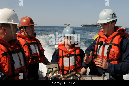 MER D'ARABIE (fév 24, 2012) les marins affectés au porte-avions de la classe Nimitz USS Abraham Lincoln (CVN 72) se préparent à une cérémonie de remise en service sur un bateau gonflable à coque rigide. Abraham Lincoln est déployé dans la zone de responsabilité de la 5e flotte américaine, en effectuant des opérations de sécurité maritime, des efforts de coopération en matière de sécurité dans les théâtres et des missions de soutien dans le cadre de l'opération Enduring Freedom. Banque D'Images