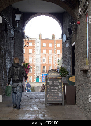 Temple bar archway menant à la rivière Liffey à Dublin en Irlande Banque D'Images