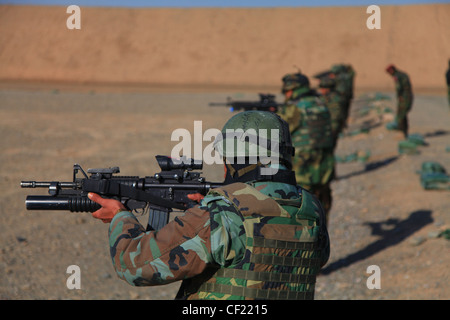 Les commandos de l’Armée nationale afghane du 3e Commando Kandak participent à l’entraînement d’armes dans un aire de répartition du district de Kandahar, province de Kandahar, en Afghanistan, le 25 février. Les commandos, en partenariat avec les forces spéciales de la coalition, pratiquent la sécurité des armes et la stratégie de tir des fusils pour être mieux préparés à défendre le peuple afghan. Banque D'Images