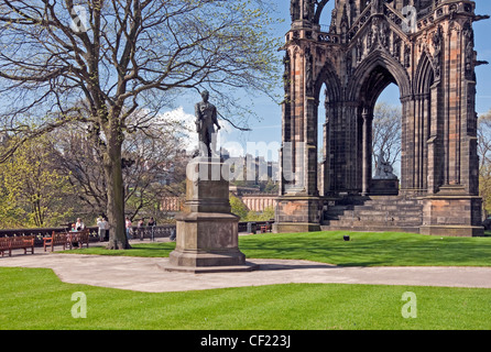 Statue de l'explorateur et missionnaire écossais David Livingstone dans les jardins de Princes Street Edinburgh Scotland par du Scott Monument Banque D'Images