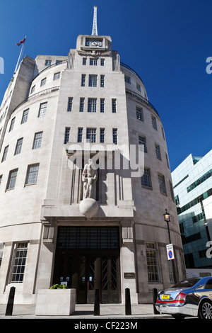 Broadcasting House, construit en 1932, le siège de la BBC. Le bâtiment a été conçu par le Lieutenant-colonel G. Val Myer Banque D'Images