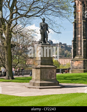 Statue de l'explorateur et missionnaire écossais David Livingstone dans les jardins de Princes Street Edinburgh Scotland par du Scott Monument Banque D'Images