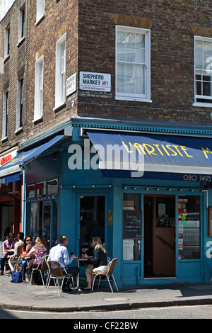 Les gens à l'extérieur manger L'artiste Muscle, un restaurant français dans le quartier de Mayfair. Banque D'Images