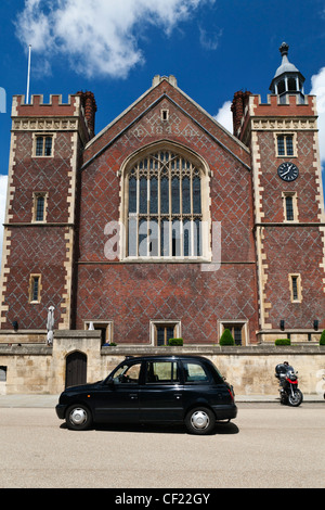 Un taxi Londres noir à l'extérieur de Lincoln's Inn, l'un des quatre Inns of Court de Londres. Banque D'Images