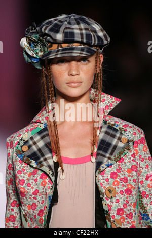 Alexandre Herchovitch New York Prêt à Porter Printemps Été Model Cintia Dicker les cheveux rouge en face d'oreilles vêtu de noir Banque D'Images