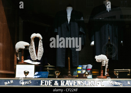 Mentions porter la toge et les perruques sur l'affichage dans la fenêtre d'Ede & Ravenscroft. Banque D'Images