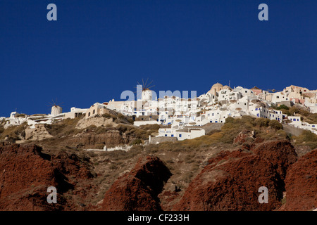 Vue à la recherche vers le village grec traditionnel d''Oia perché sur les falaises au-dessus de la Caldera de Santorin Banque D'Images