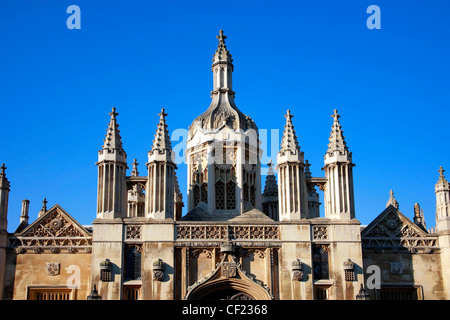 Pierre architecturale les détails ci-dessus l'entrée de Kings College ville universitaire de Cambridge, Cambridgeshire, Angleterre Banque D'Images