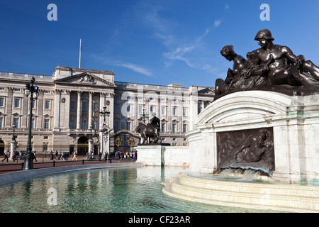 Statues sur une fontaine sur le monument de Victoria à l'extérieur de Buckingham Palace. Banque D'Images