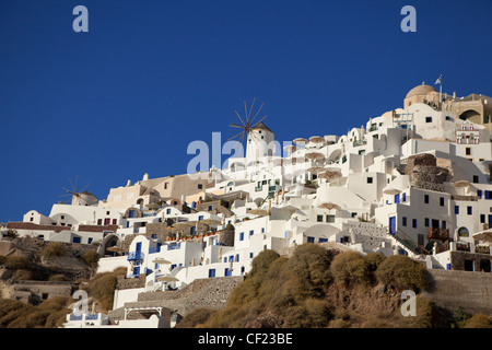 Vue à la recherche vers le village grec traditionnel d''Oia perché sur les falaises au-dessus de la Caldera de Santorin Banque D'Images