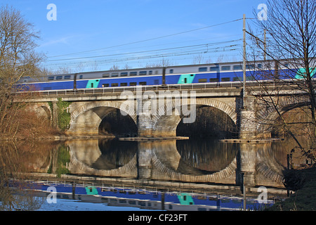 France, TGV crossing Luxé viaduc sur R. Charente Banque D'Images