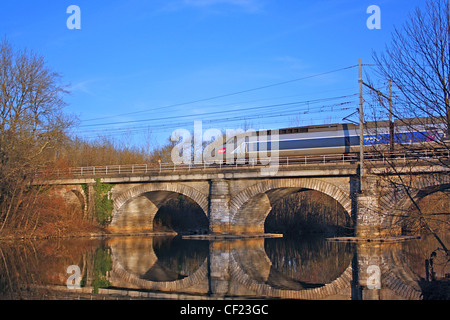 France, TGV crossing Luxé viaduc sur R. Charente Banque D'Images