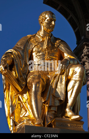 Statue de Prince Albert assis au centre de l'Albert Memorial. Le monument a été commandé par la reine Victoria en mémoire o Banque D'Images