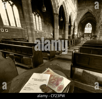 Collection plaque de don Great Budworth St Marys Church , Northwich Cheshire , Angleterre, Royaume-Uni, CW9 6HF - Une note de dix shilling Banque D'Images