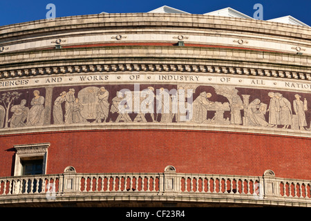 De l'extérieur du Royal Albert Hall, une salle de concert ouverte par la reine Victoria en 1871. Une frise en mosaïque représentant "Le triomphe de l'Ar Banque D'Images