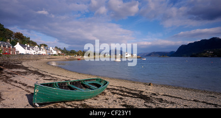 Sur un bateau vert la plage de Plockton, Highland, Scotland, UK. Banque D'Images