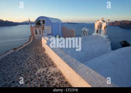 Vue d'une villa de luxe perché sur le bord de la falaise surplombant la Caldera de Santorin Banque D'Images