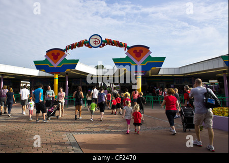 Les visiteurs arrivent au ticket d'embarquement pour le Royaume Magique, Walt Disney World, en Floride- Février 2012 Banque D'Images