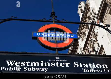 La station de métro Westminster enseigne à l'extérieur. Banque D'Images