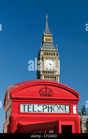 Une boîte de téléphone rouge avec Big Ben en arrière-plan. Banque D'Images