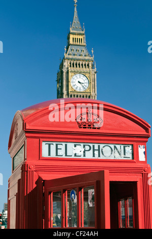 Une boîte de téléphone rouge avec Big Ben en arrière-plan. Banque D'Images