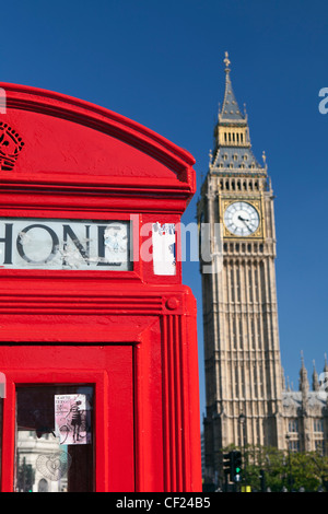 Une boîte de téléphone rouge avec Big Ben en arrière-plan. Banque D'Images